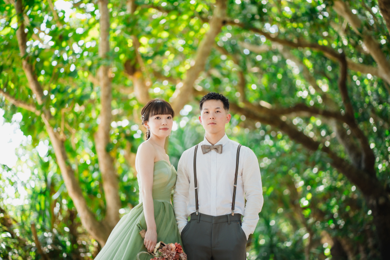 グリーンカラーのドレスがより映える特別な一枚