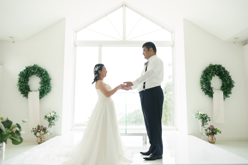 手を取り合って