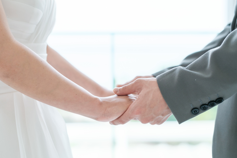 手を取り合って