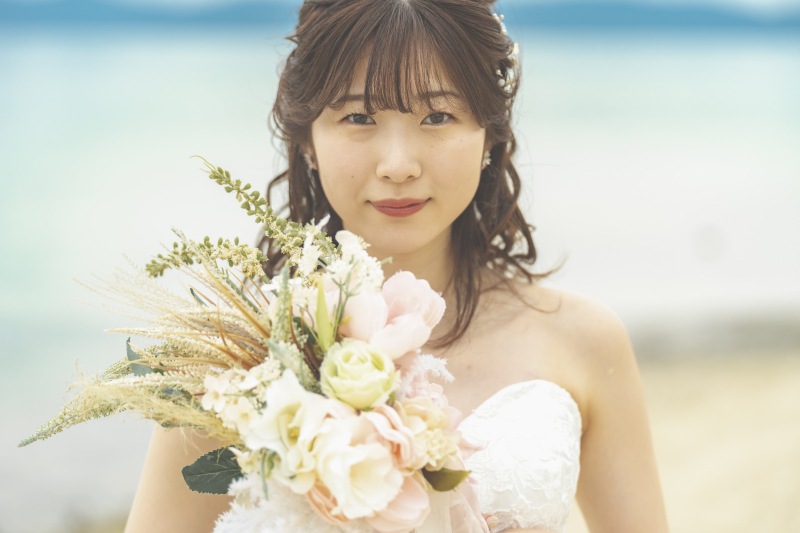 静かなビーチでウェディングフォト