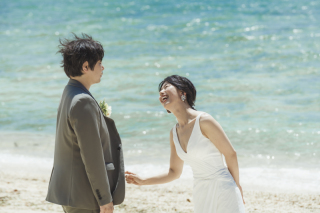 石垣島ブルーをバックに