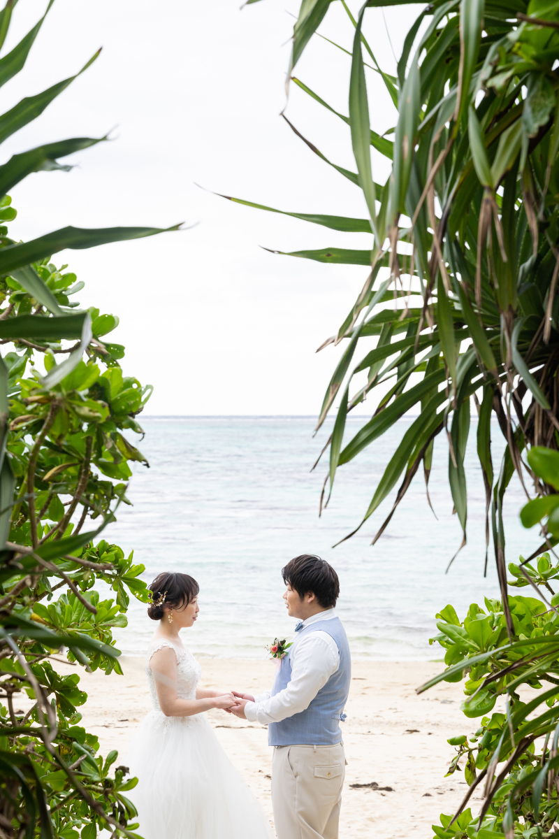 手を取り合って