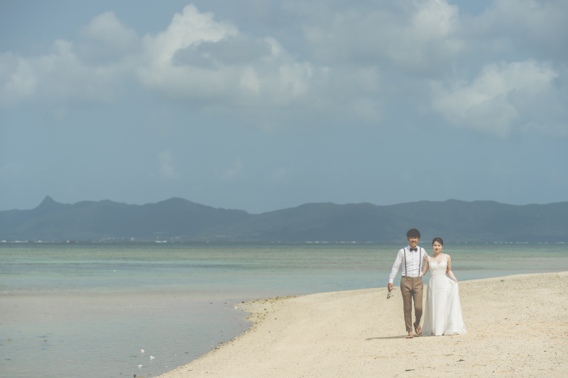 晴れのビーチでお散歩