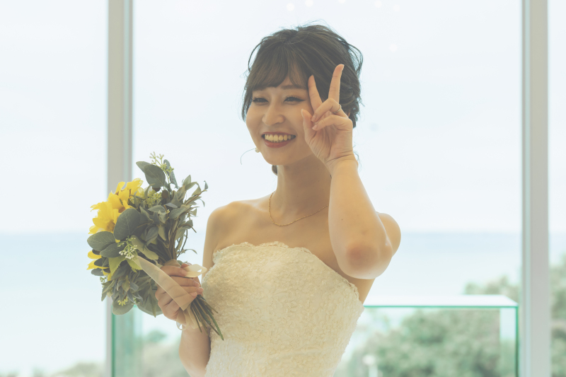 新婦様のピースサイン