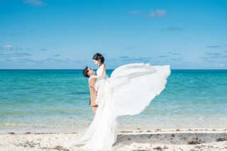 真っ青な海を背景に