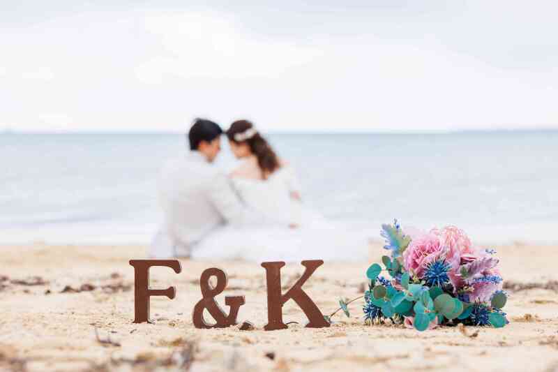 チャペルとビーチで幸せオーラ溢れる一枚を