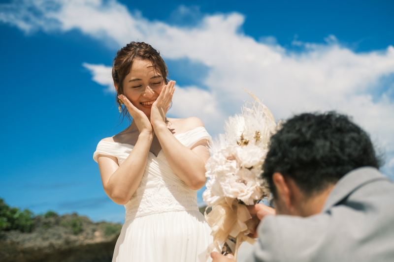 ブーケを受け取る新婦さん