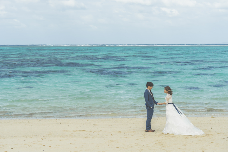 手を取り合って