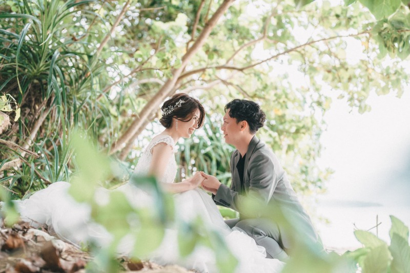 手を取り合って