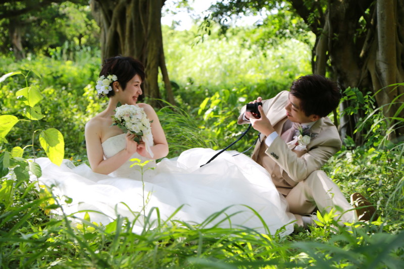 カメラを向けあい微笑ましいひととき