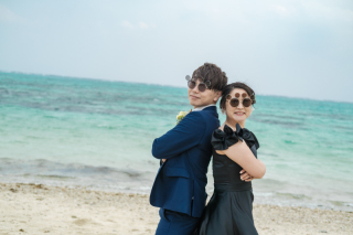 ブラックドレスと青い海