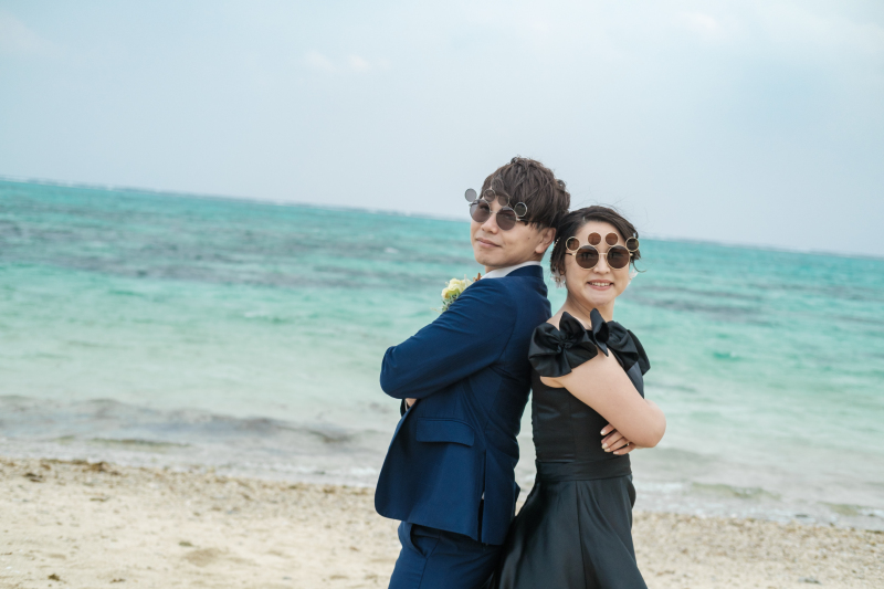 ブラックドレスと青い海