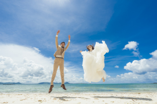 ボリュームたっぷりドレスと花冠が可愛い♡チャペルビーチ撮影