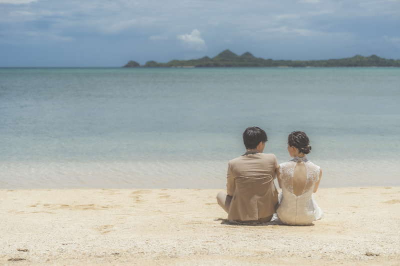 座っているうしろ姿