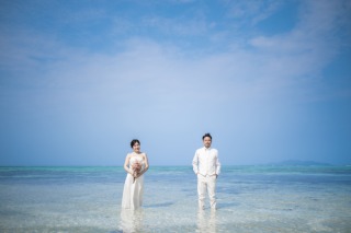 透き通る海でビーチフォト