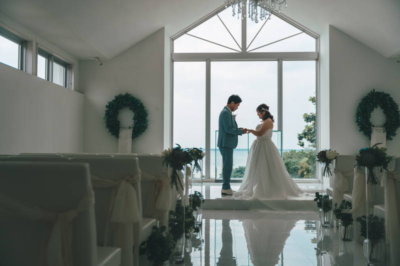 手を取り合って