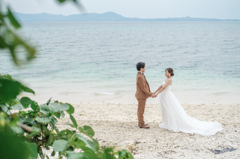 手を取り合って