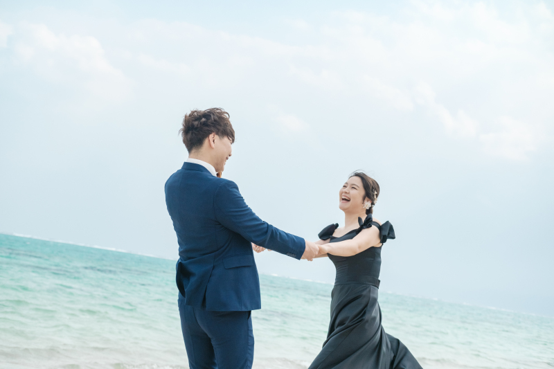 手を取り合って