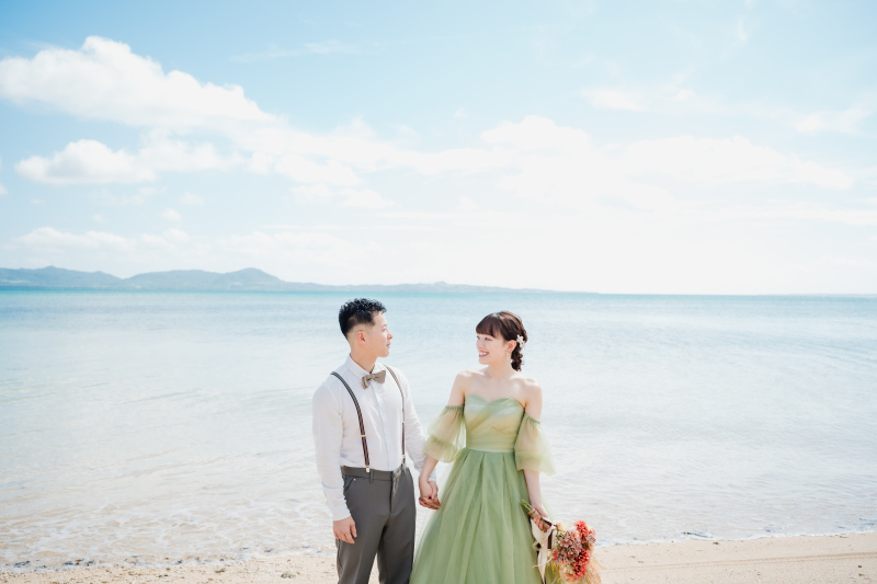 まずはビーチから少し緊張した様子で撮影スタート!