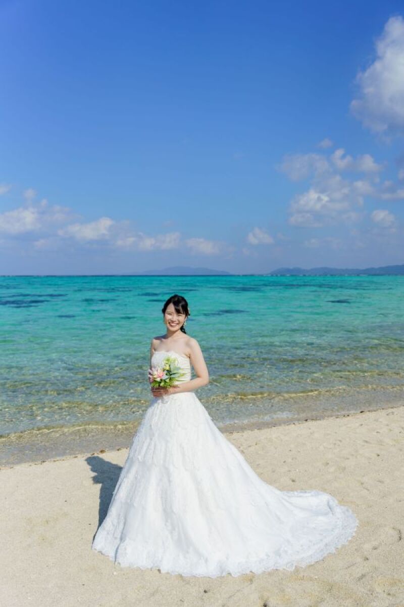 エメラルドブルーの海に