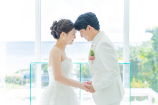 白基調のうっとりチャペル！天然ビーチ＆チャペル撮影コミコミ150カットプラン