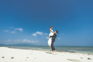 真っ青な空の下で