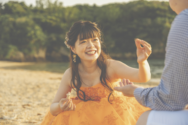 ビーチを楽しむおふたり
