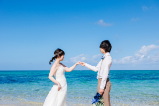石垣島の青い海を背景にウェディングフォトを