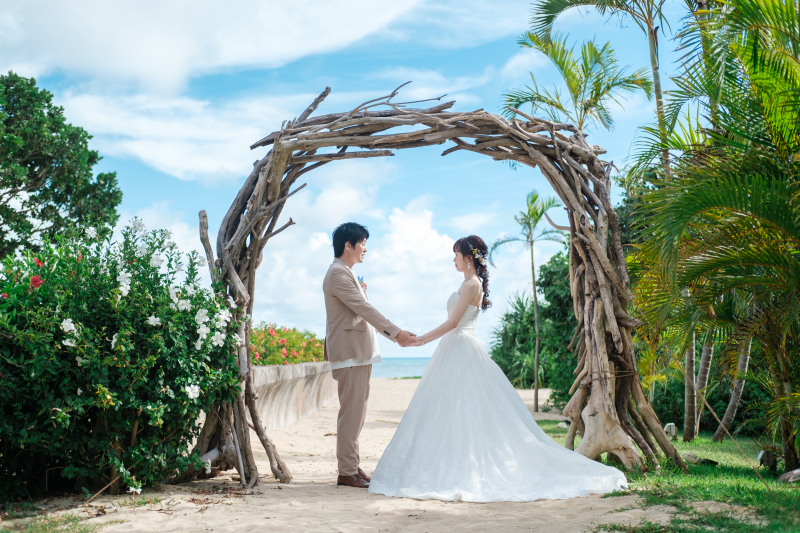 手を取り合って