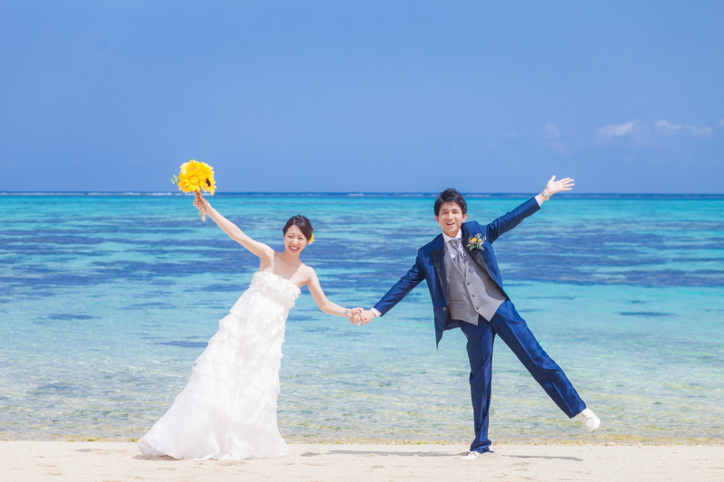 手を大きく広げて