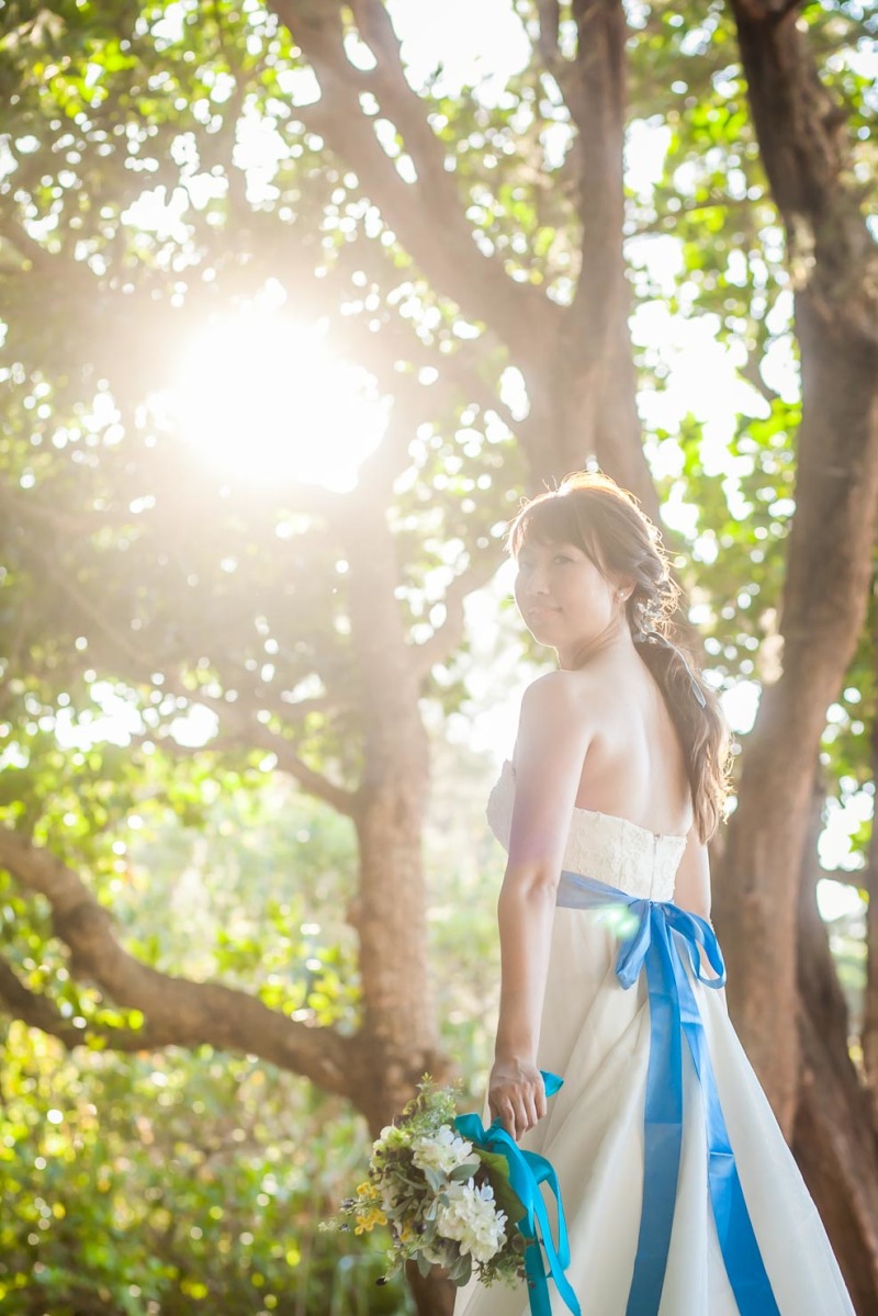 木漏れ日が包まれるご新婦さま..美しい