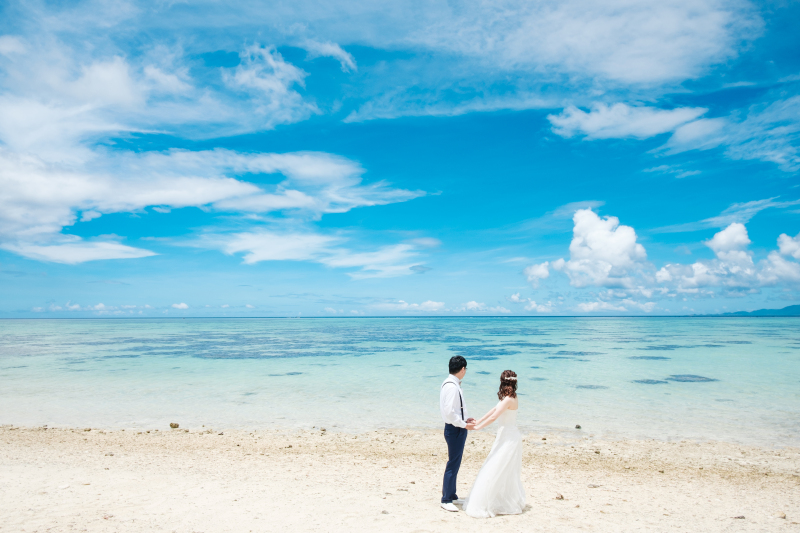 手を取り合って