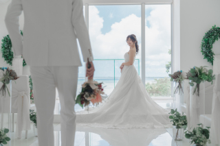 真っ白な衣装で