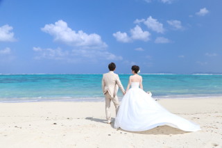 海風でロングトレーンがなびく