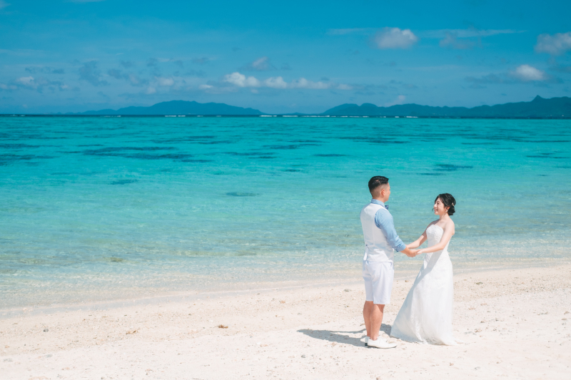 手を取り合って