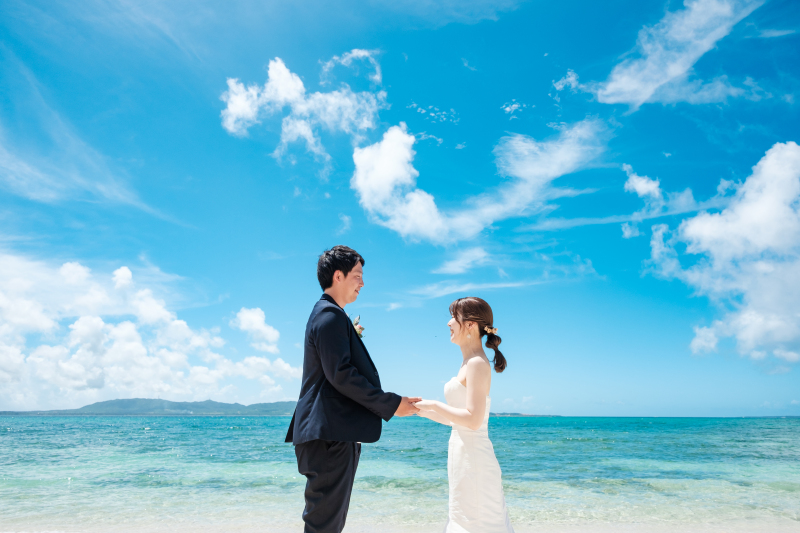 青い海、青い空の中見つめあうおふたり