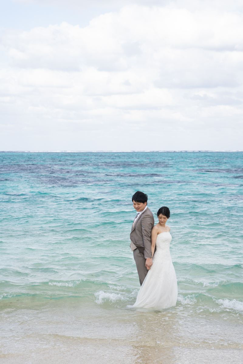 背中合わせになって