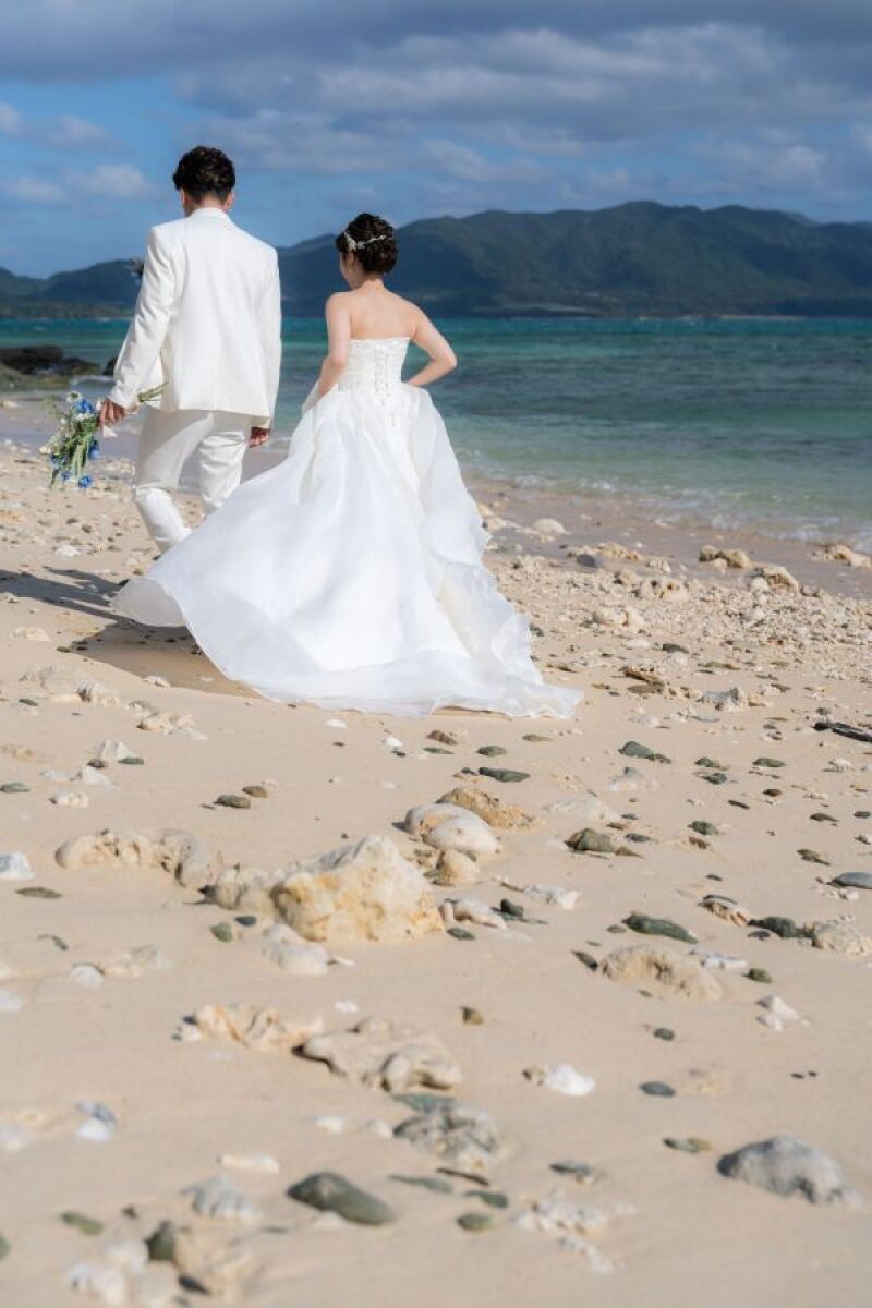 ビーチを歩くふたり