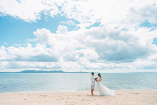 広いビーチをふたりだけで