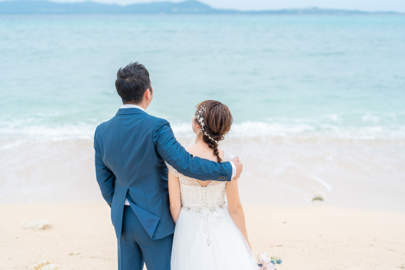 肩を寄せ合って