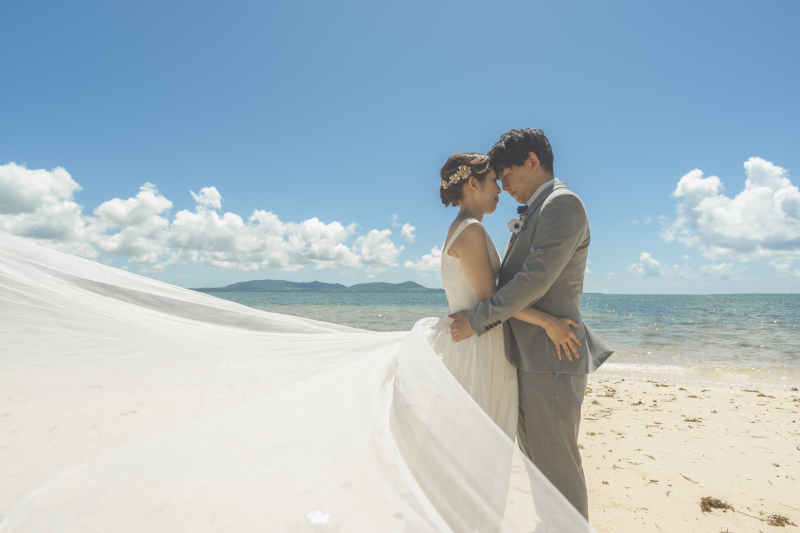 石垣島ブルーをバックに