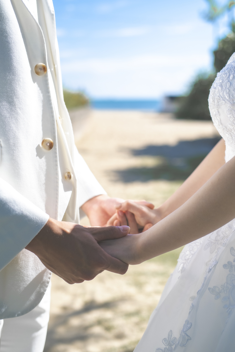 手を取り合って