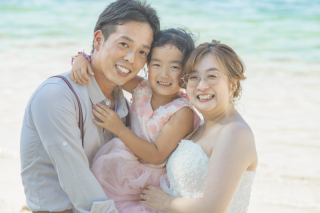 お子様も一緒にビーチでウェディングフォト！