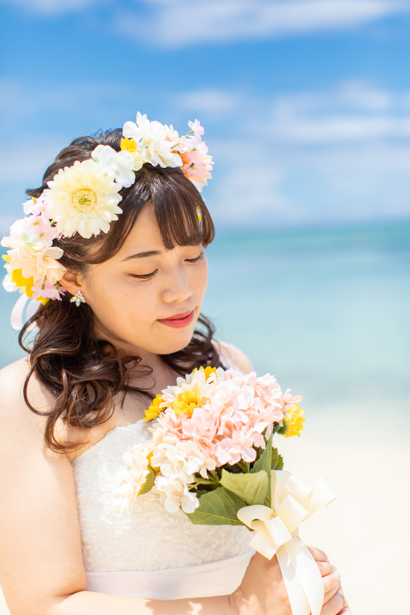 海をバックに花嫁さまピンショット