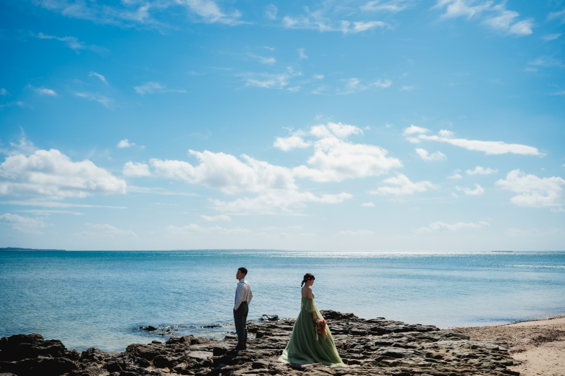 【天然ビーチ&グリーン撮影】カラードレスに小物も使ってお2人らしさ溢れる撮影に◎