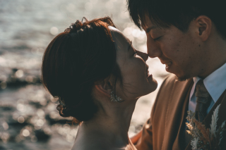 太陽がまぶしい中