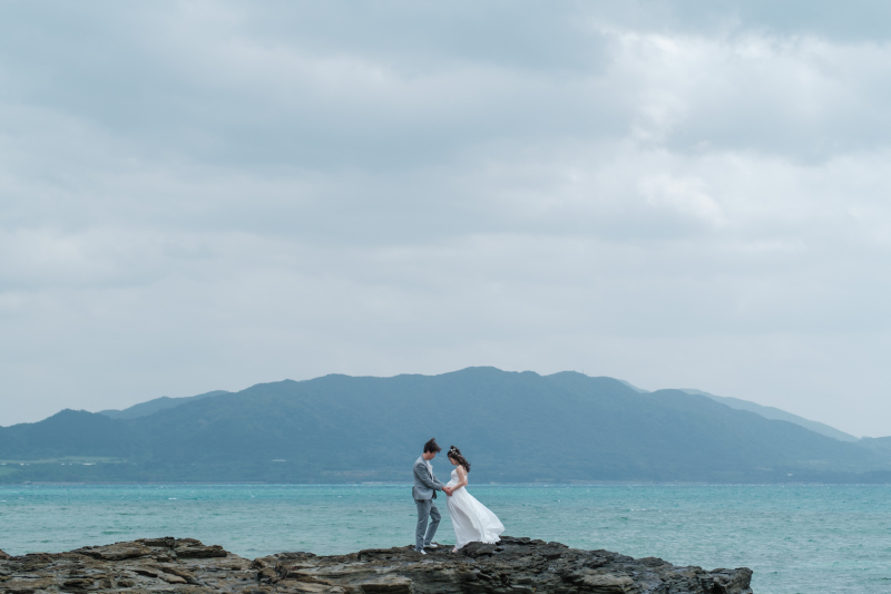 手を取り合って