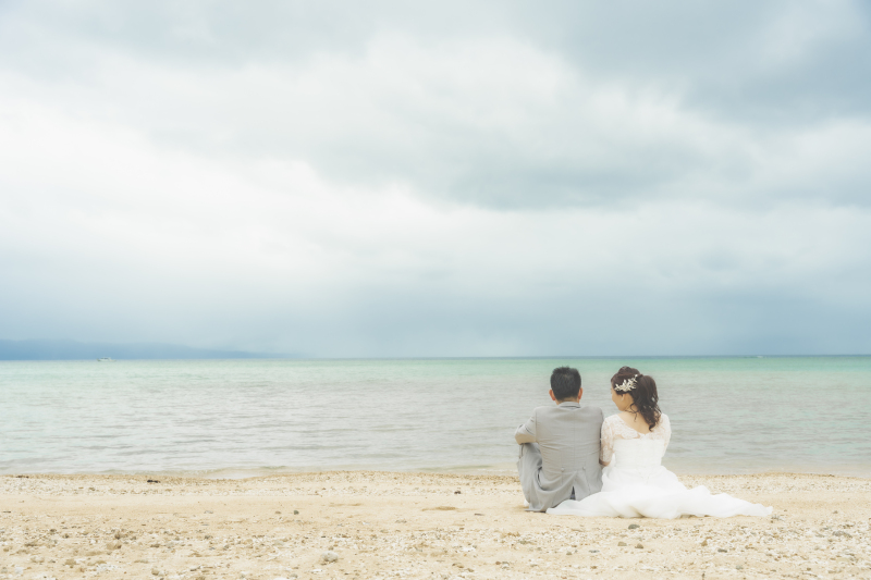 海を眺めるおふたり