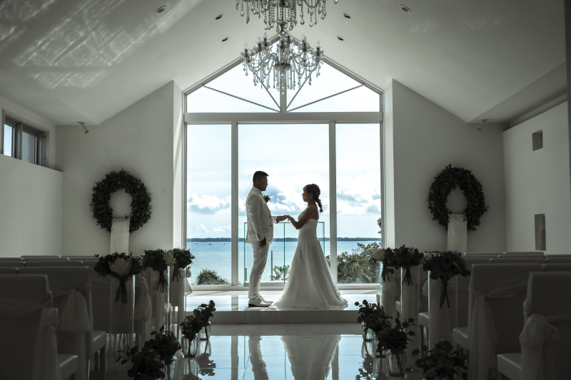 手を取り合って