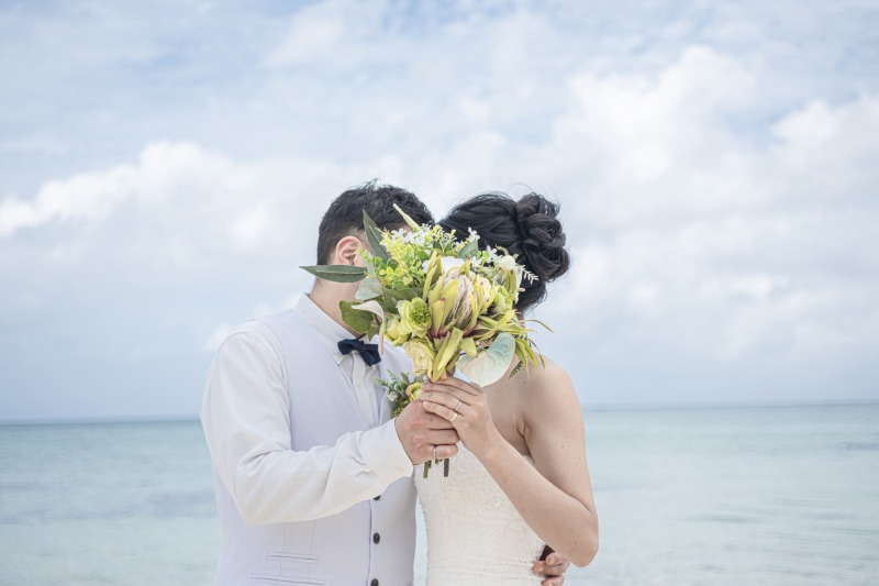 ブーケでお顔を隠して